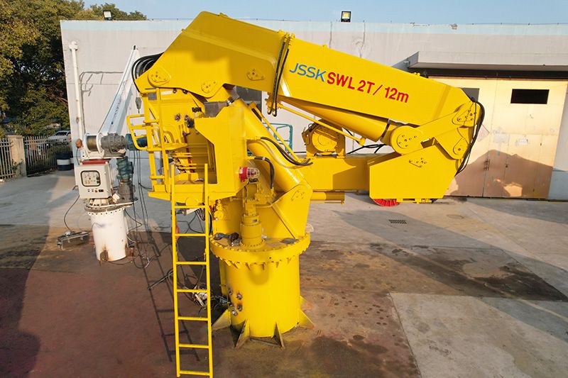 2T/12M伸缩折臂起重机